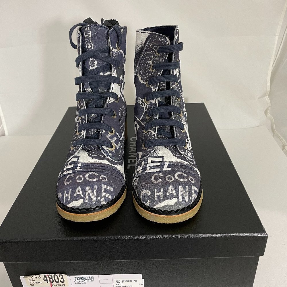 CHANEL NWB 20P $1200 PRINTED SUEDE COCO BLUE/WHITE